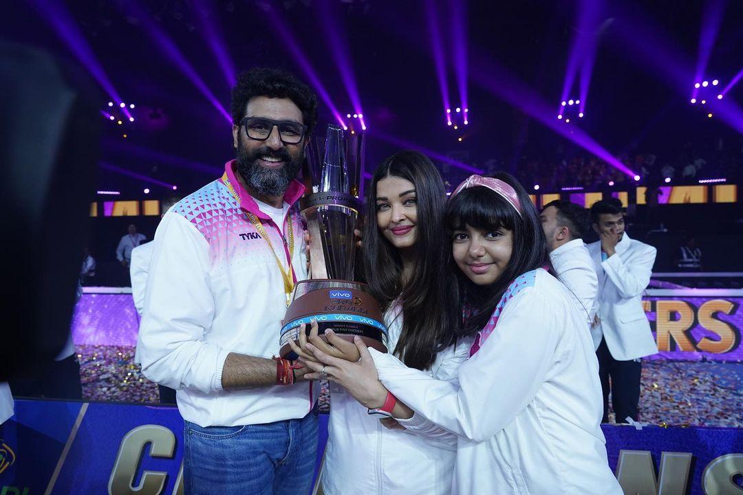 The Bachchans were all smiles as they lifted the winning trophy with pride and joy. 